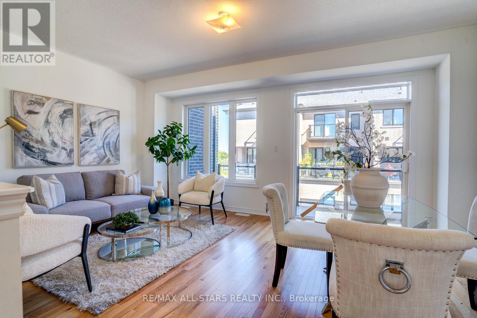 41 Steamboat Way, Whitby, ON - Indoor Photo Showing Living Room