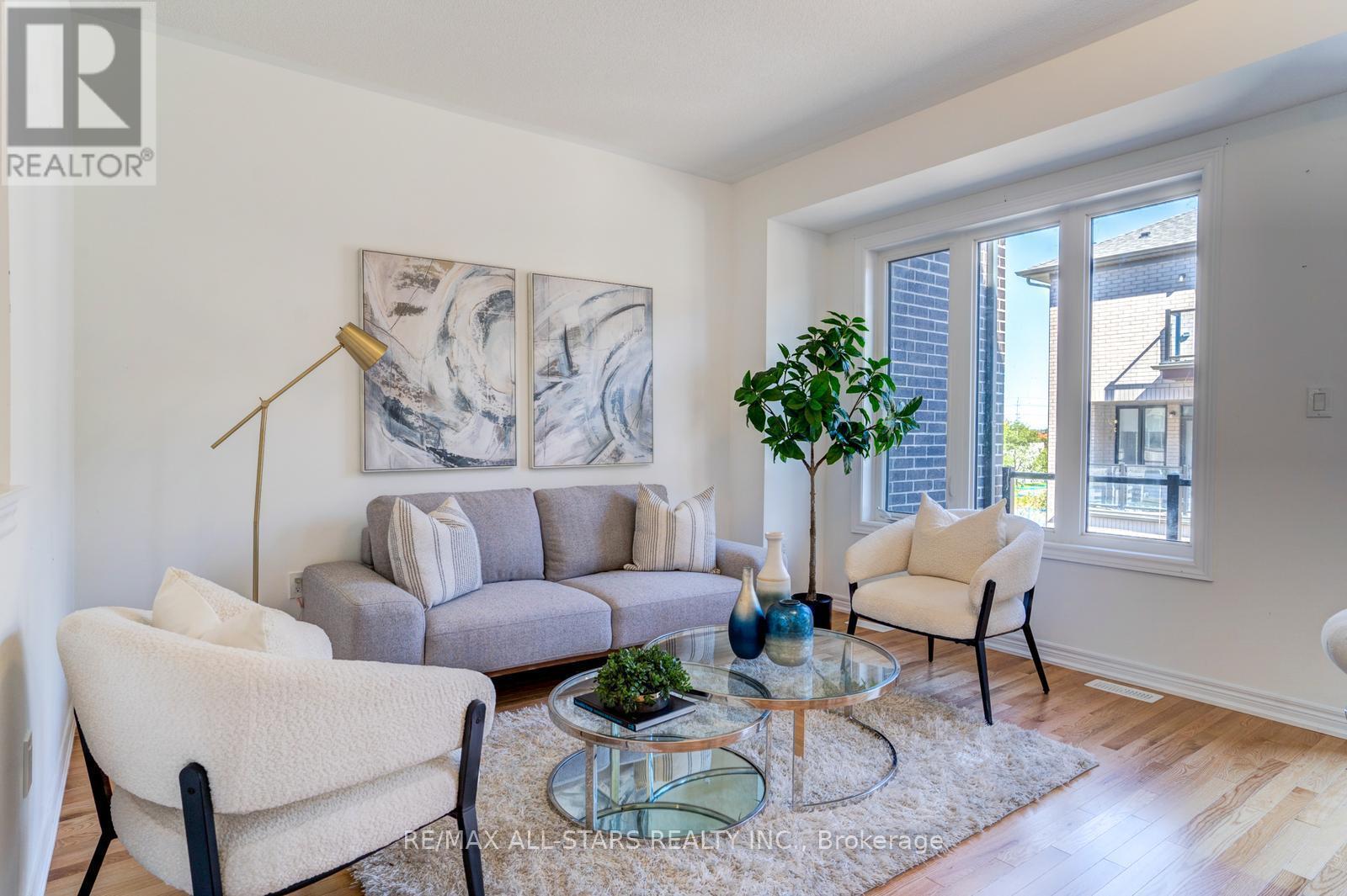 41 Steamboat Way, Whitby, ON - Indoor Photo Showing Living Room