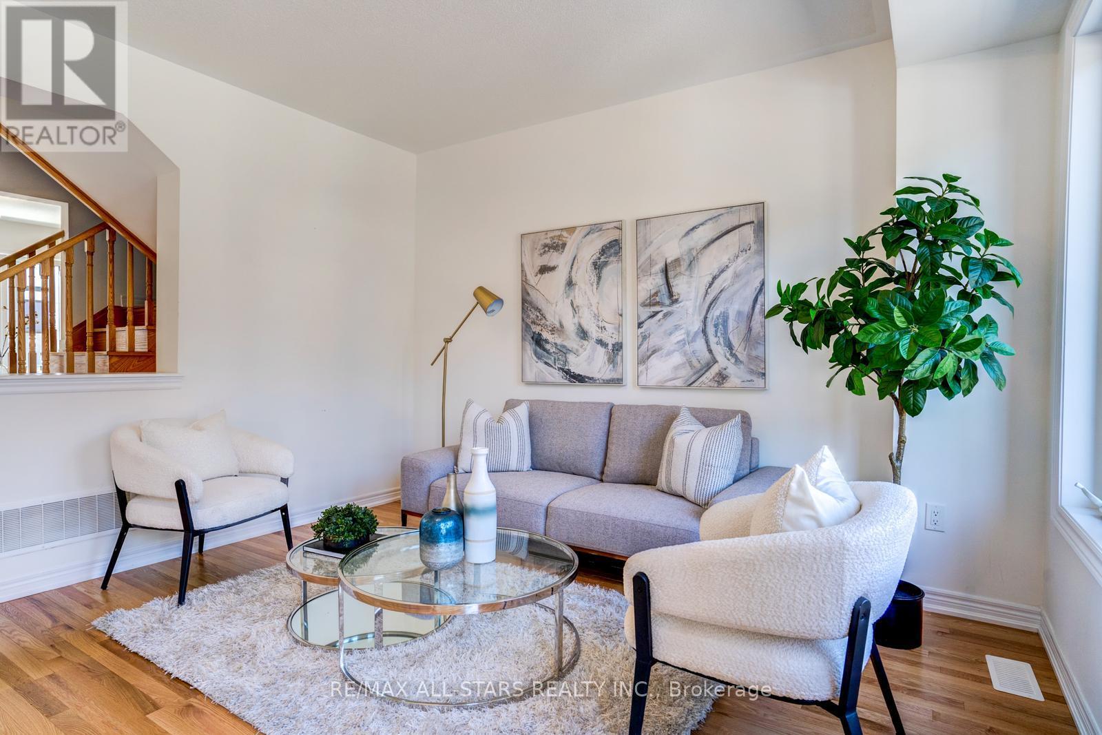 41 Steamboat Way, Whitby, ON - Indoor Photo Showing Living Room