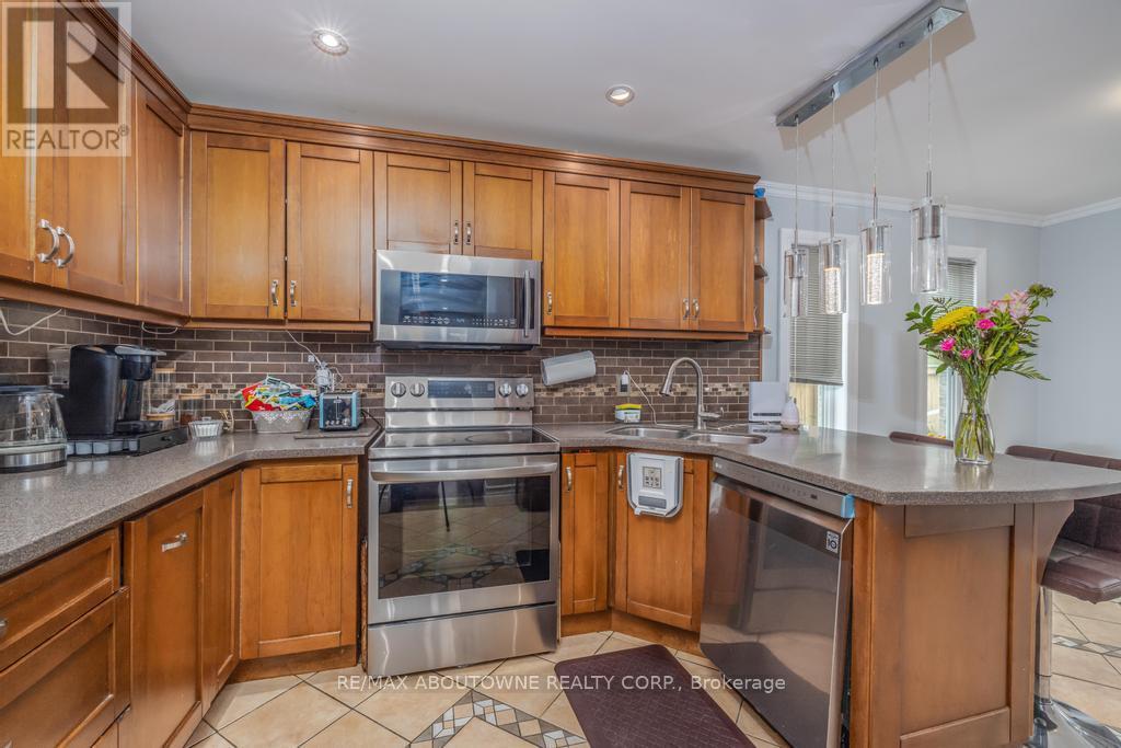 14 Sable Drive, Hamilton, ON - Indoor Photo Showing Kitchen