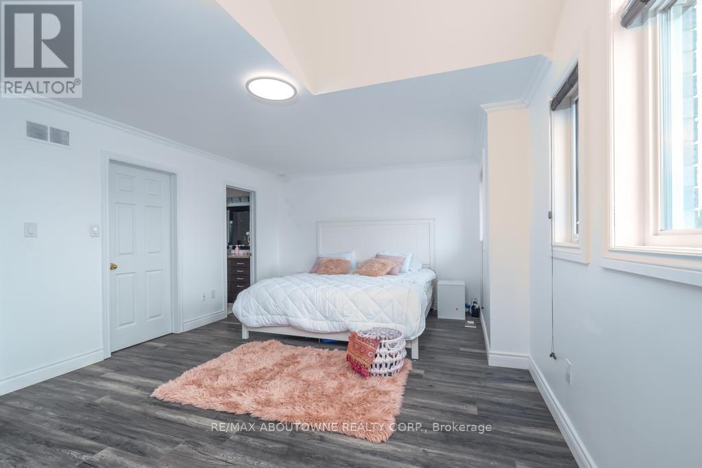 14 Sable Drive, Hamilton, ON - Indoor Photo Showing Bedroom