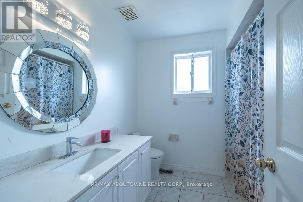 14 Sable Drive, Hamilton, ON - Indoor Photo Showing Bathroom