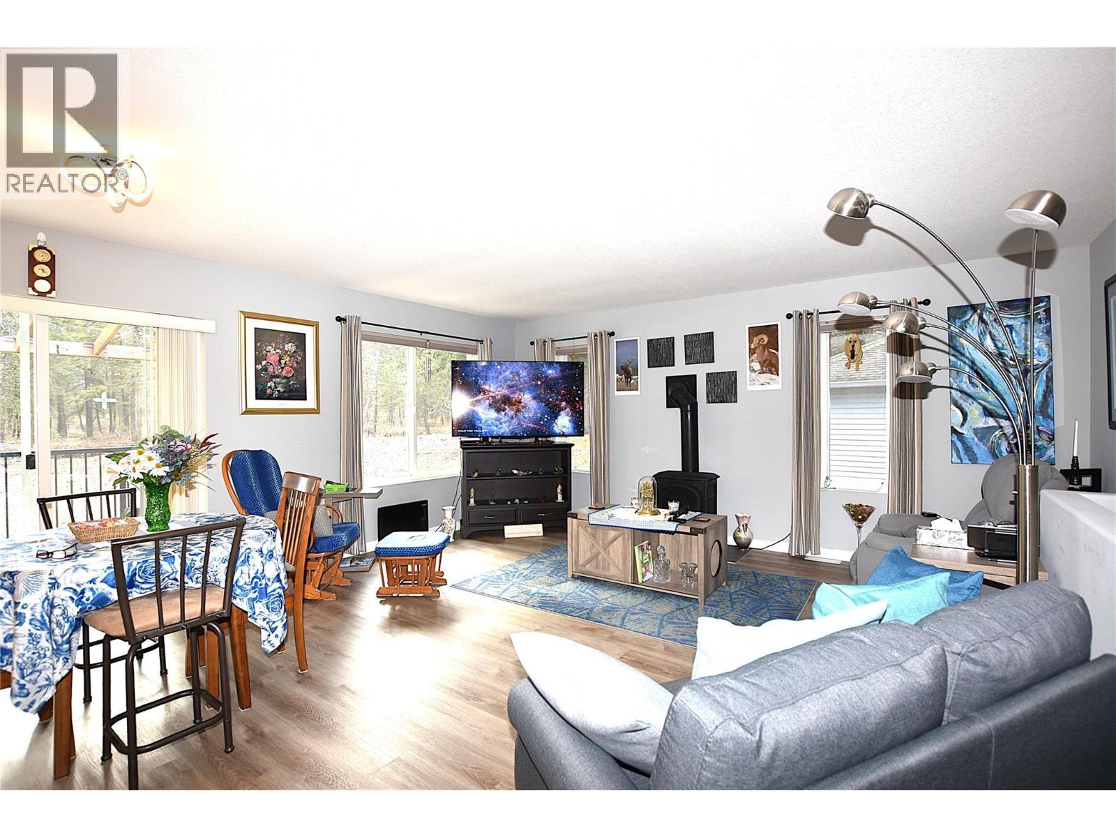 spacious living room - 145 Falcon Avenue, Vernon, BC - Indoor Photo Showing Living Room