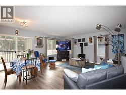 lots of natural light from the windows -