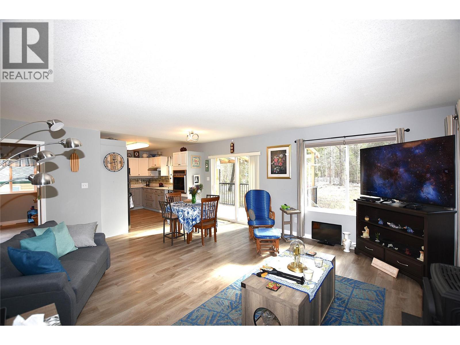 145 Falcon Avenue, Vernon, BC - Indoor Photo Showing Living Room