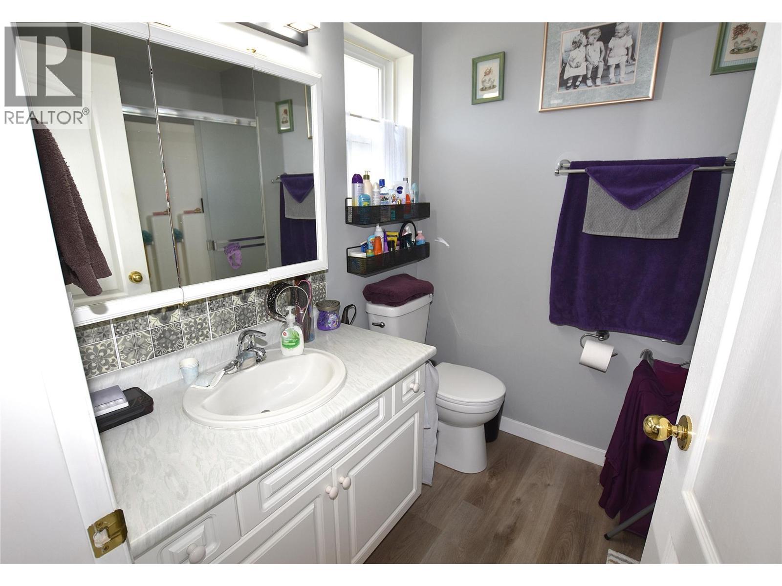 3 piece en-suite - 145 Falcon Avenue, Vernon, BC - Indoor Photo Showing Bathroom