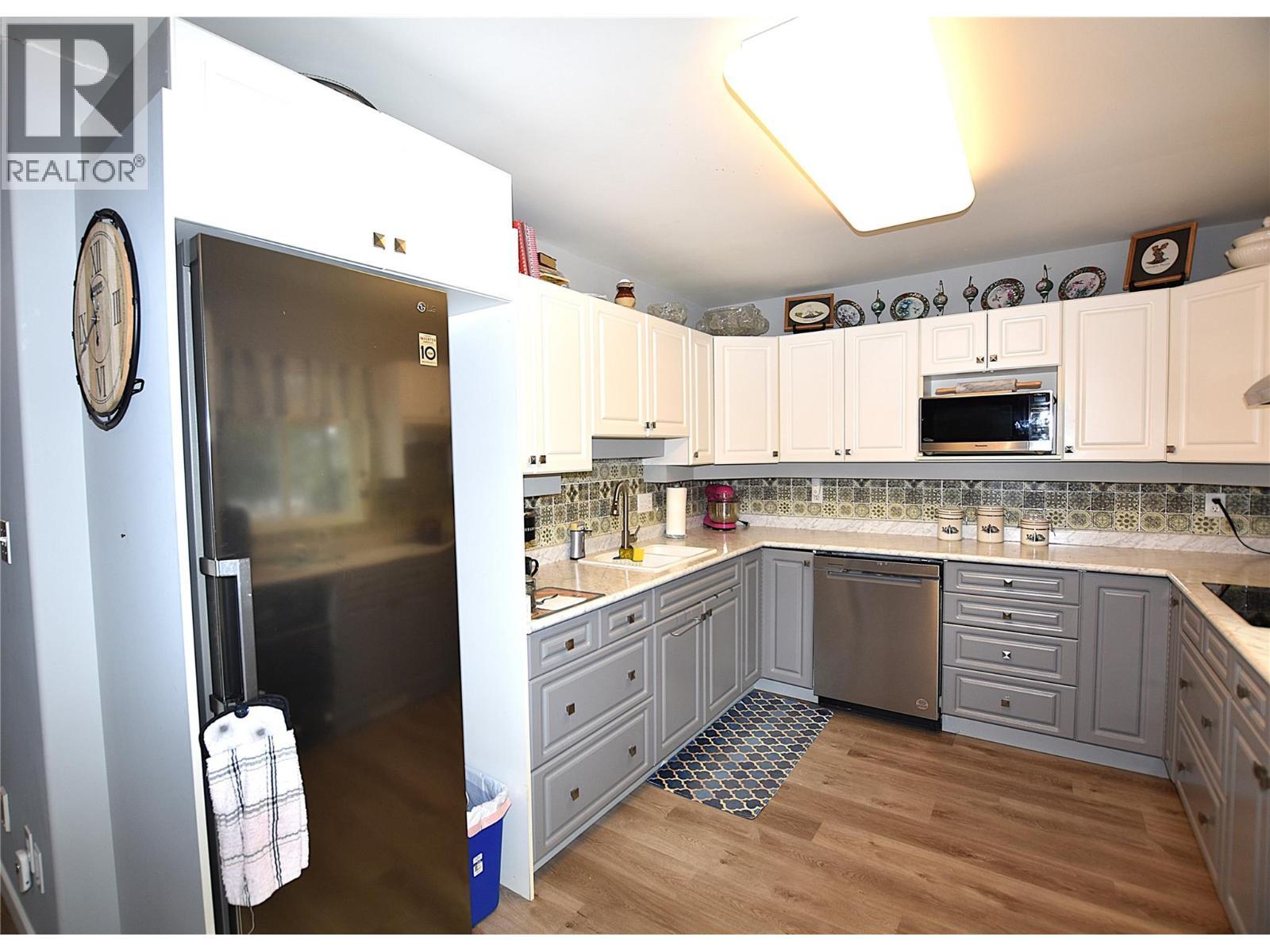new appliances 2022 - 145 Falcon Avenue, Vernon, BC - Indoor Photo Showing Kitchen