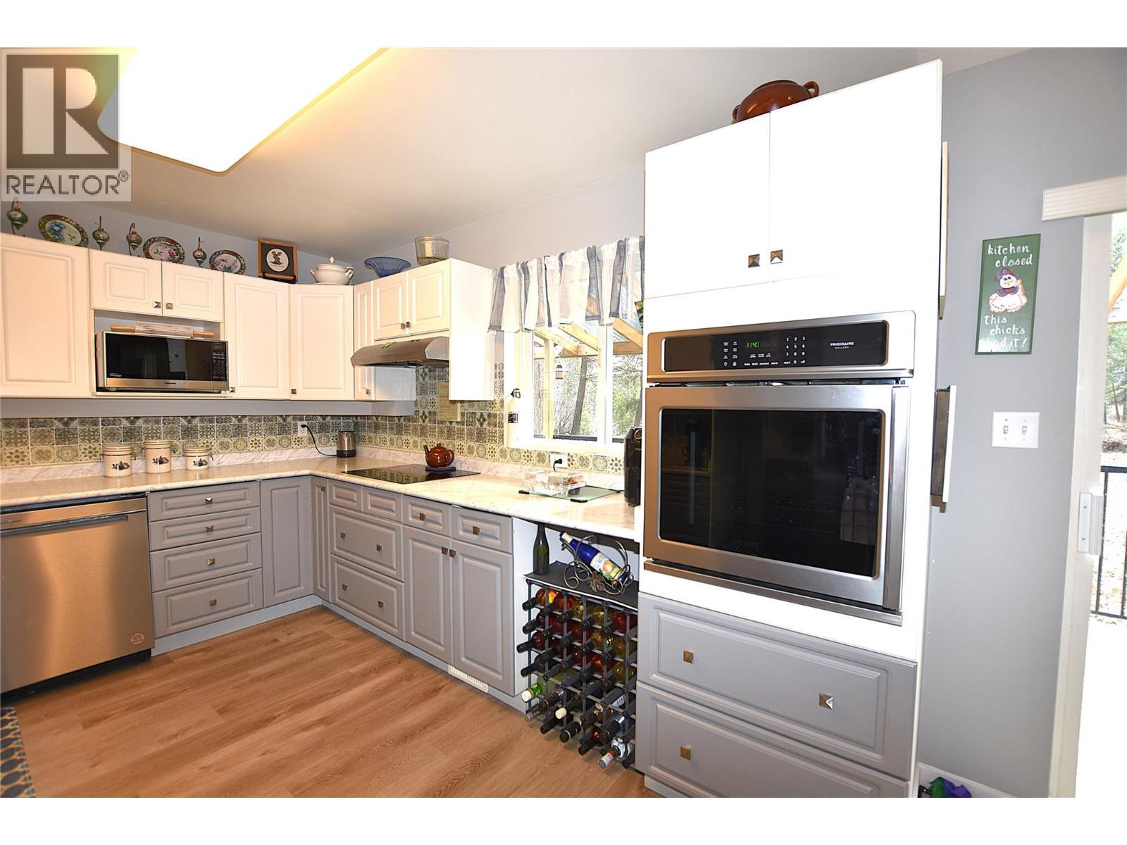 Convection oven - 145 Falcon Avenue, Vernon, BC - Indoor Photo Showing Kitchen