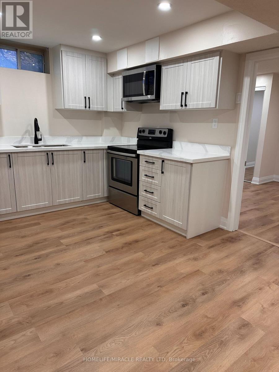 7362 Aspen Avenue, Mississauga, ON - Indoor Photo Showing Kitchen