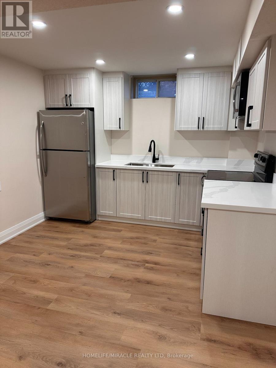 7362 Aspen Avenue, Mississauga, ON - Indoor Photo Showing Kitchen