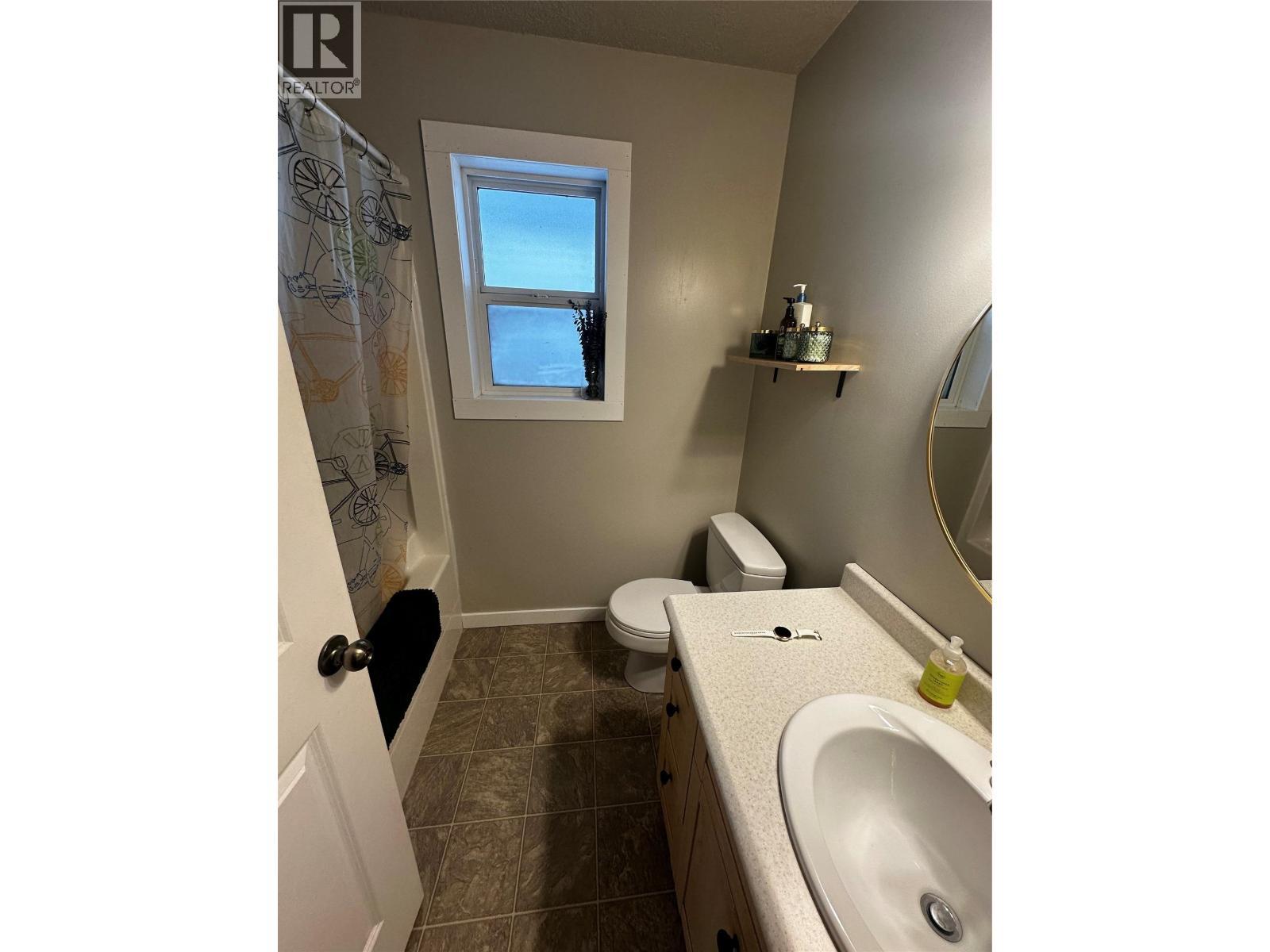 5213 40 St Ne Street, Chetwynd, BC - Indoor Photo Showing Bathroom