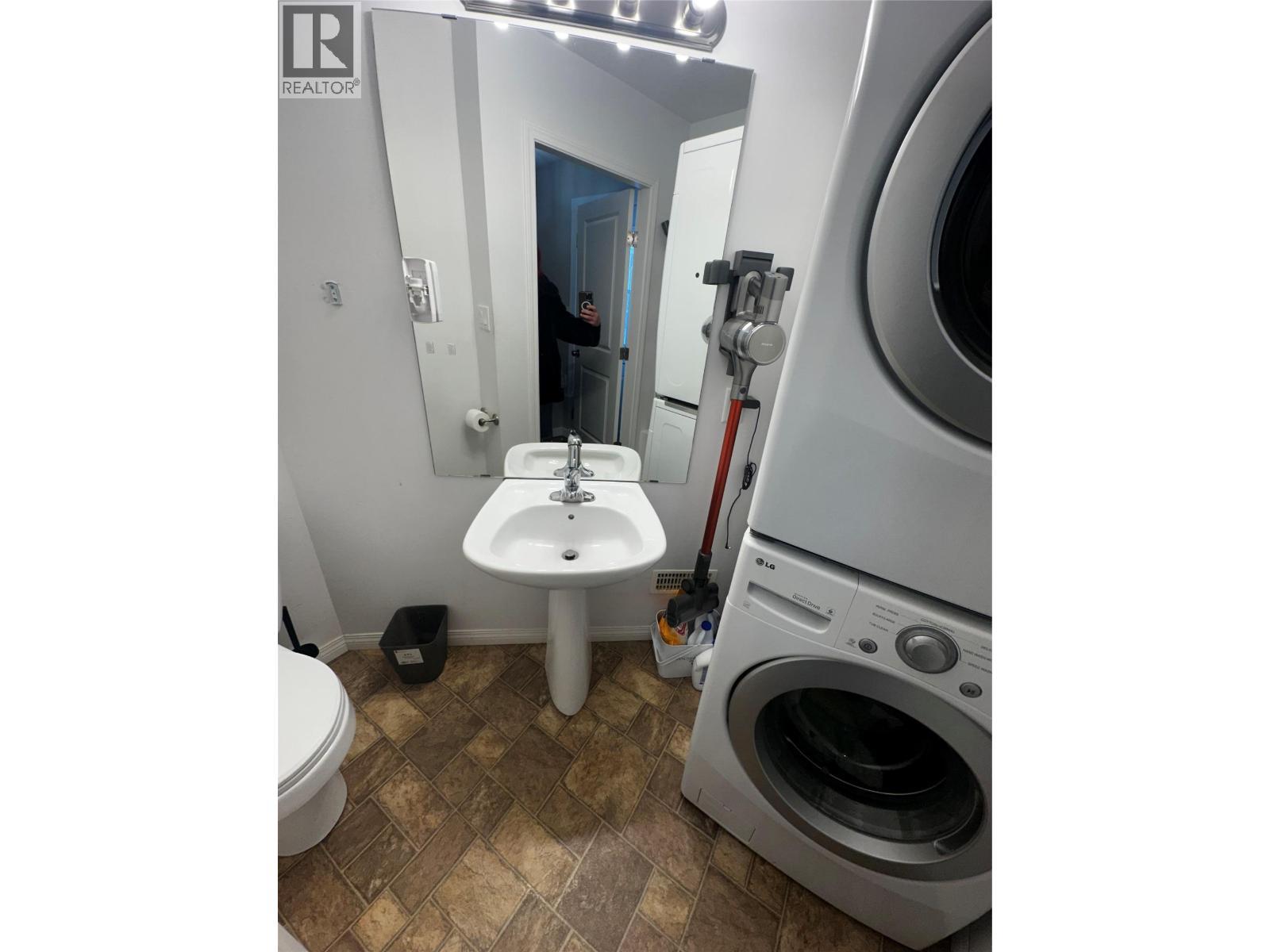 5213 40 St Ne Street, Chetwynd, BC - Indoor Photo Showing Laundry Room