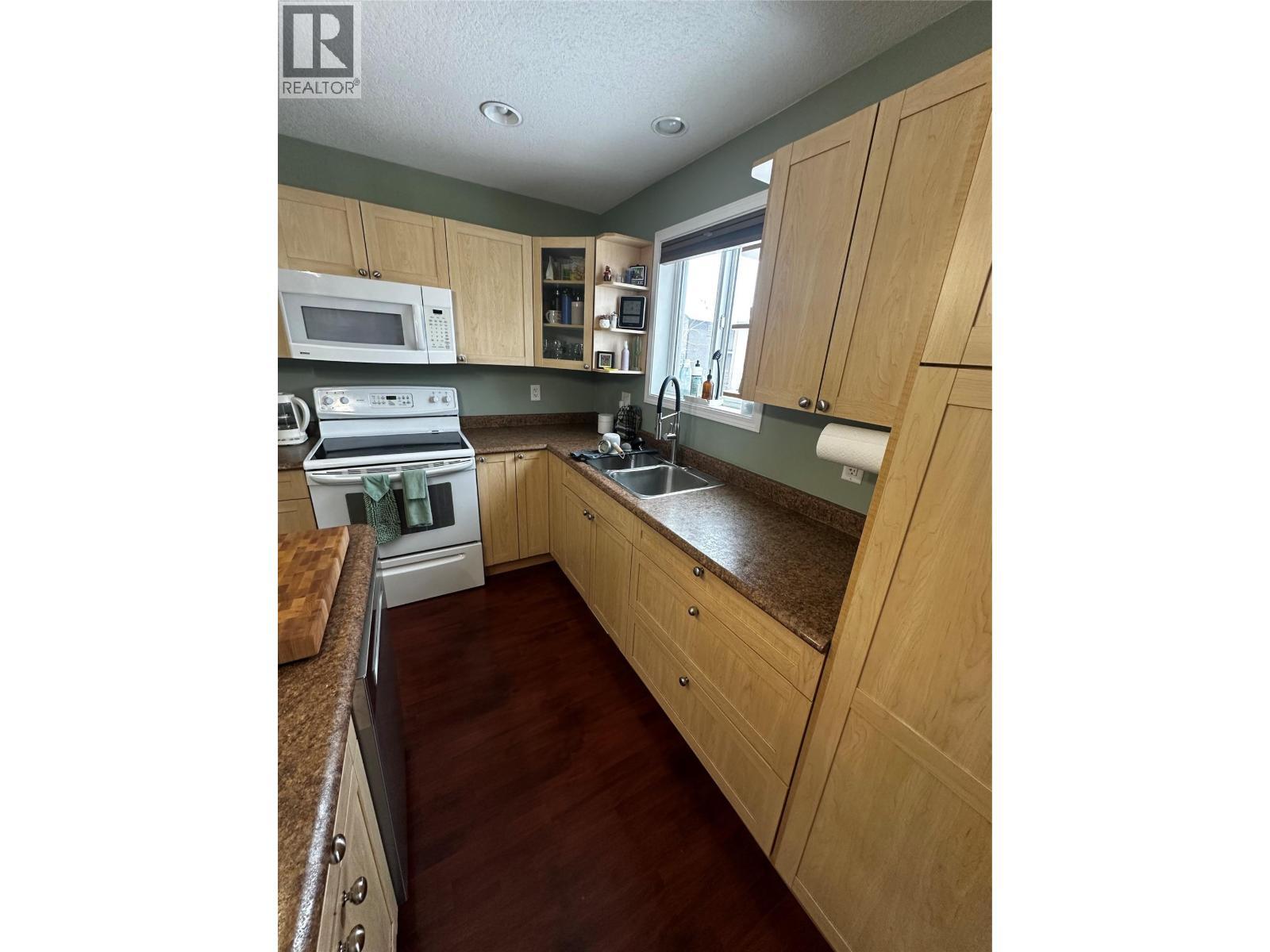 5213 40 St Ne Street, Chetwynd, BC - Indoor Photo Showing Kitchen With Double Sink