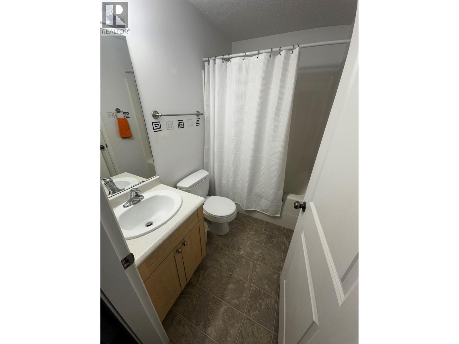 5213 40 St Ne Street, Chetwynd, BC - Indoor Photo Showing Bathroom
