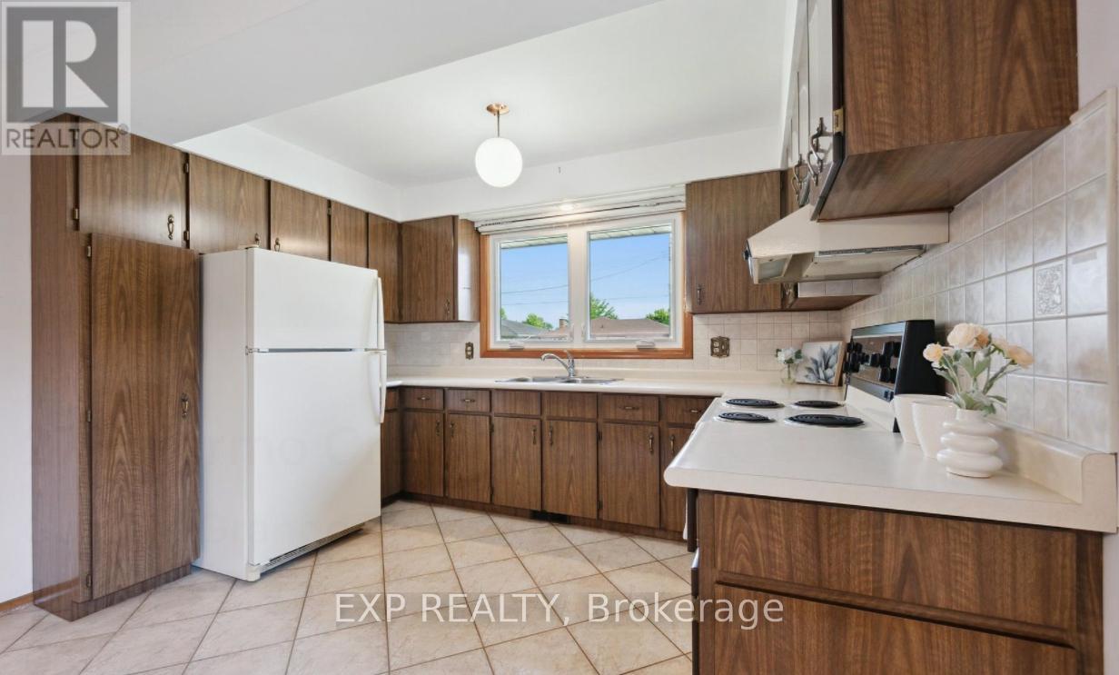 27 Palermo Crescent, Guelph, ON - Indoor Photo Showing Kitchen With Double Sink