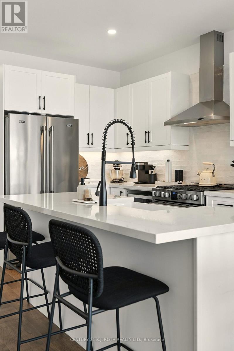 124 Ritchie Crescent, Springwater, ON - Indoor Photo Showing Kitchen With Stainless Steel Kitchen With Upgraded Kitchen