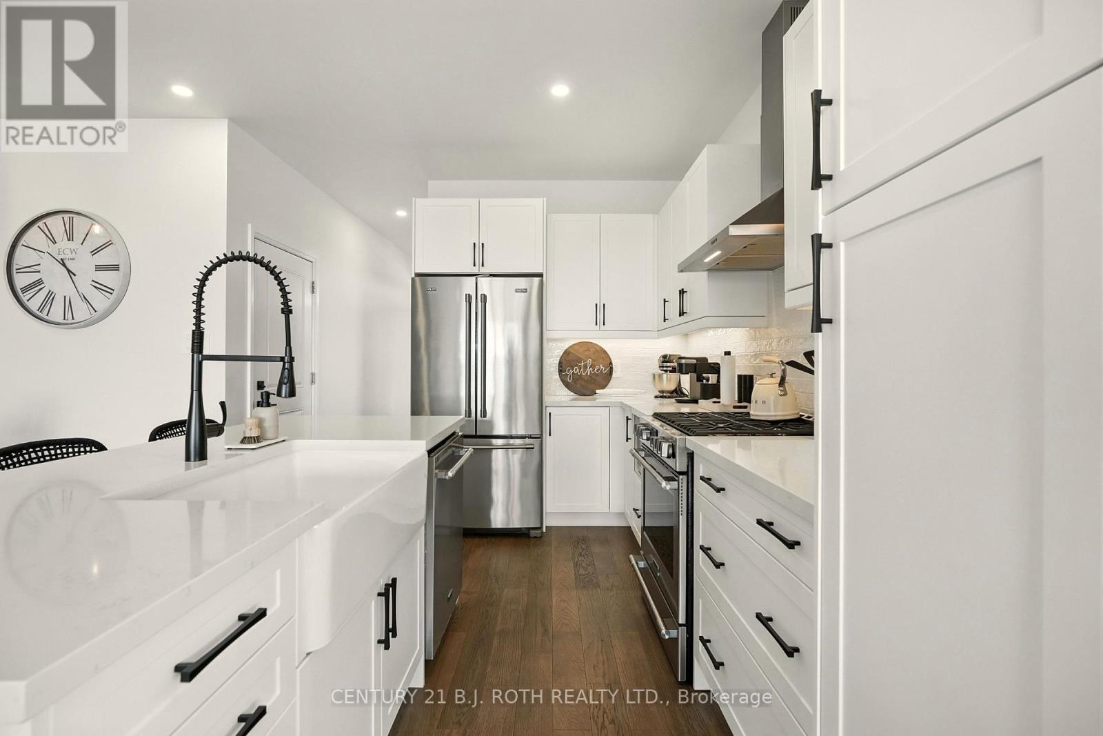 124 Ritchie Crescent, Springwater, ON - Indoor Photo Showing Kitchen With Stainless Steel Kitchen With Upgraded Kitchen