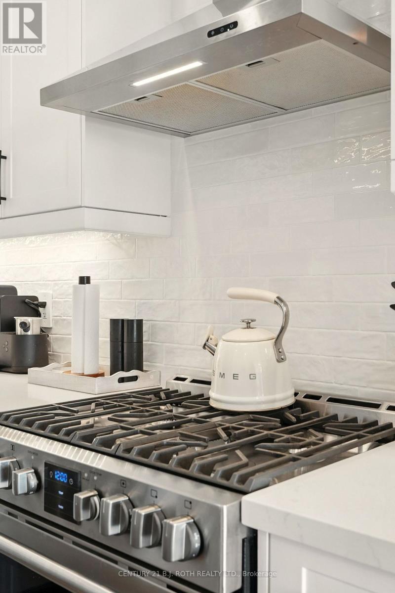 124 Ritchie Crescent, Springwater, ON - Indoor Photo Showing Kitchen With Stainless Steel Kitchen With Upgraded Kitchen