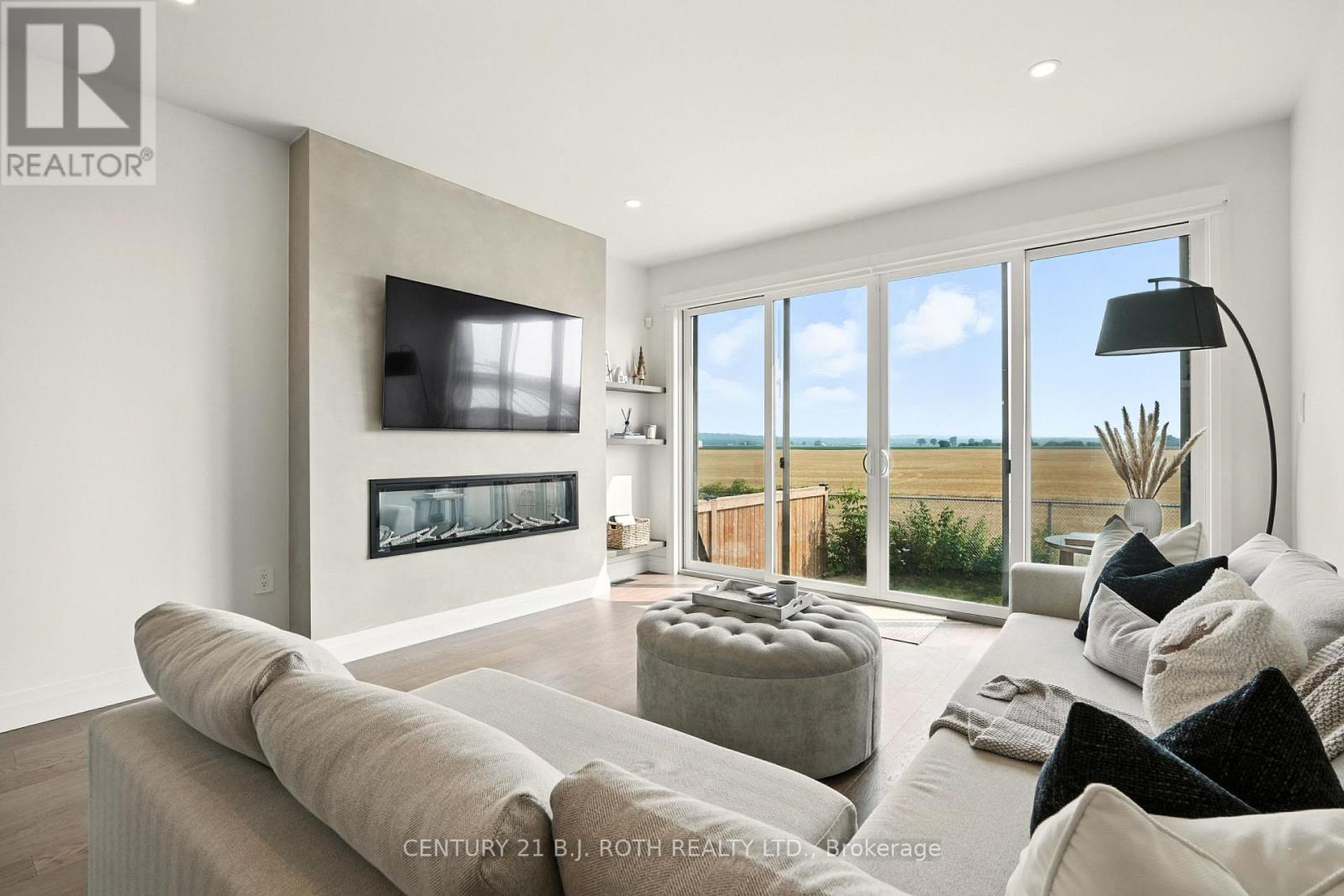 124 Ritchie Crescent, Springwater, ON - Indoor Photo Showing Living Room With Fireplace