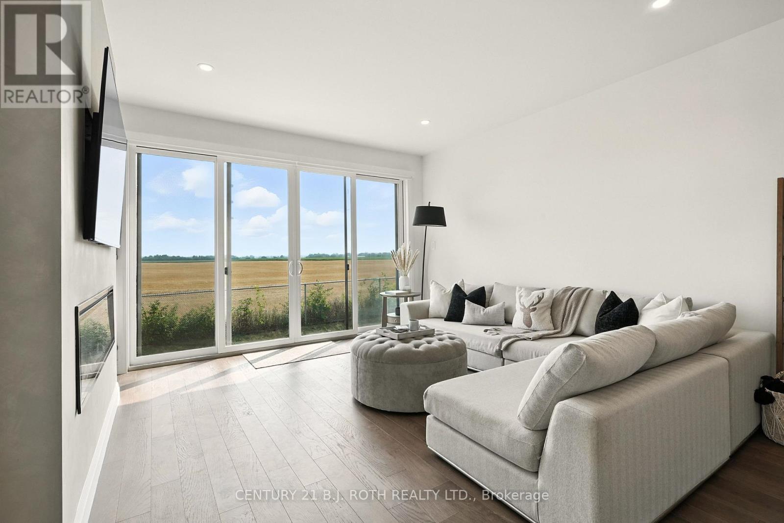 124 Ritchie Crescent, Springwater, ON - Indoor Photo Showing Living Room