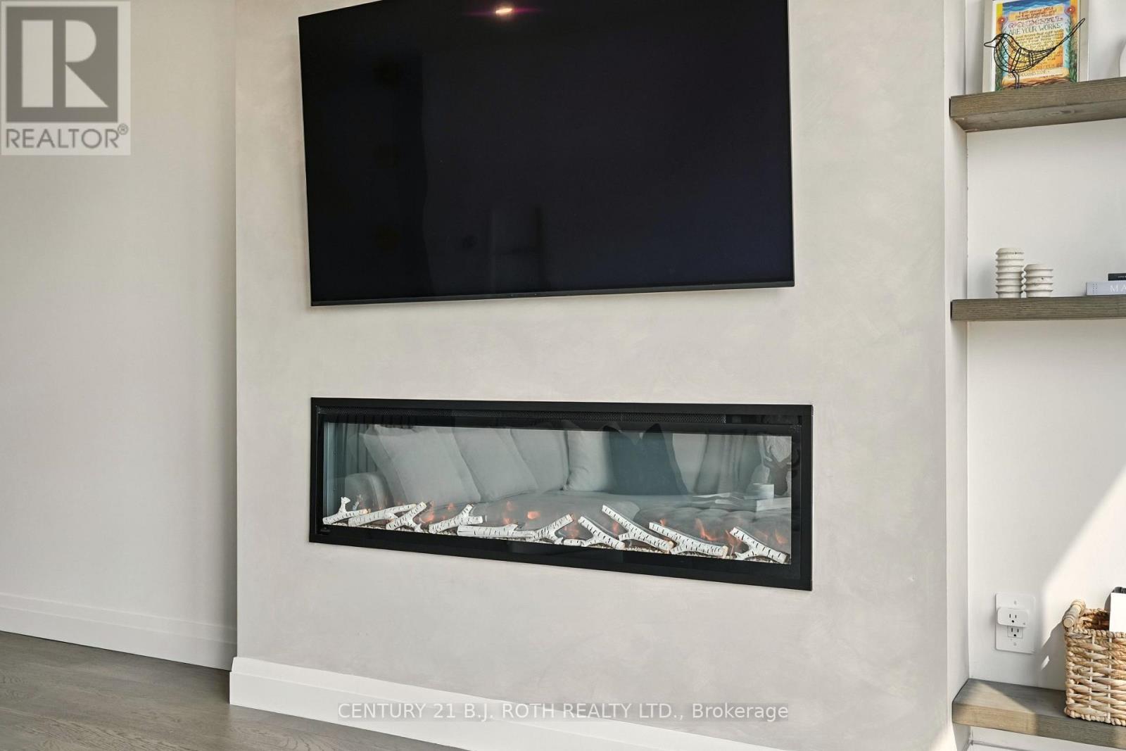 124 Ritchie Crescent, Springwater, ON - Indoor With Fireplace