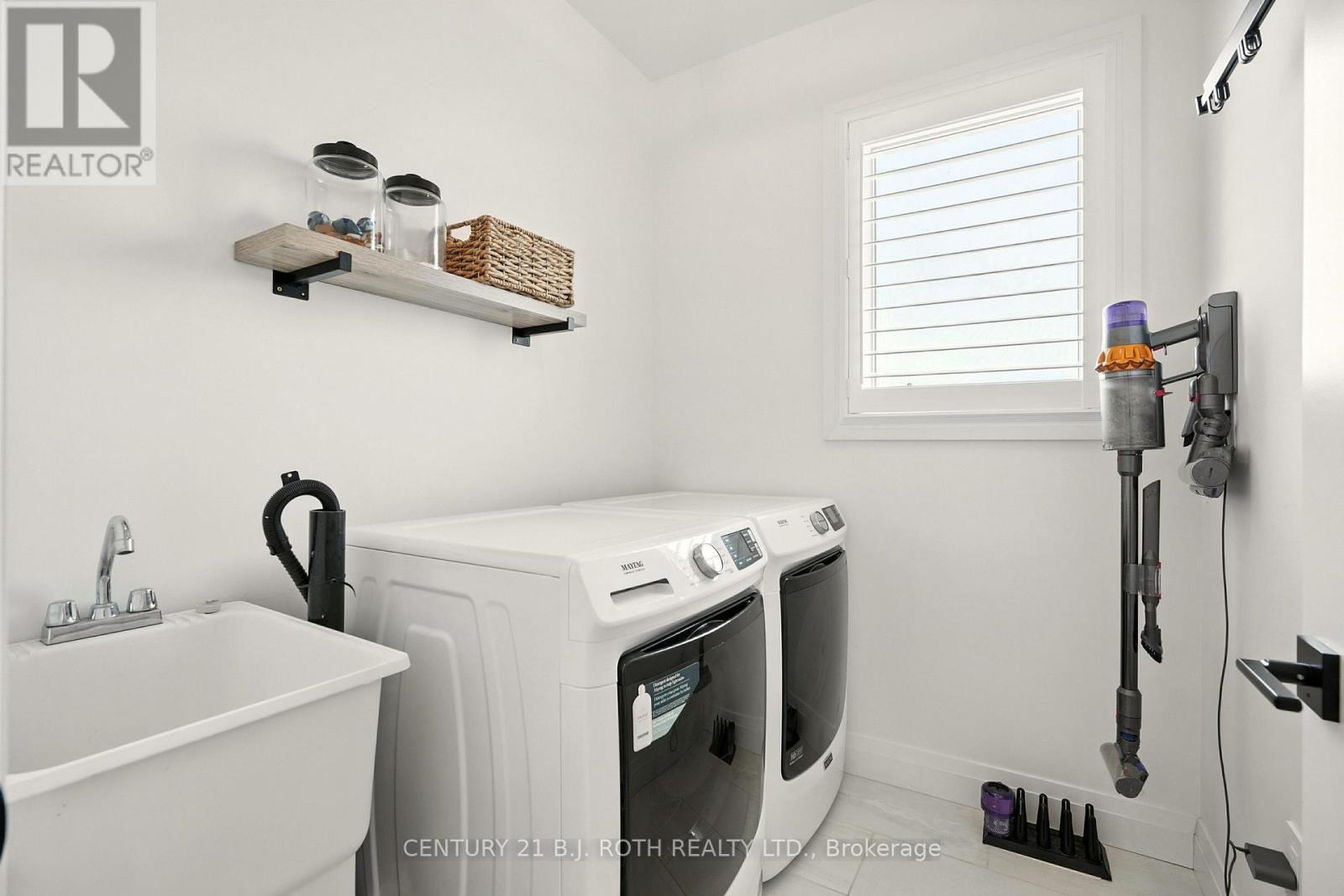 124 Ritchie Crescent, Springwater, ON - Indoor Photo Showing Laundry Room