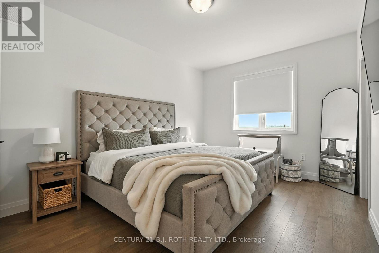 124 Ritchie Crescent, Springwater, ON - Indoor Photo Showing Bedroom