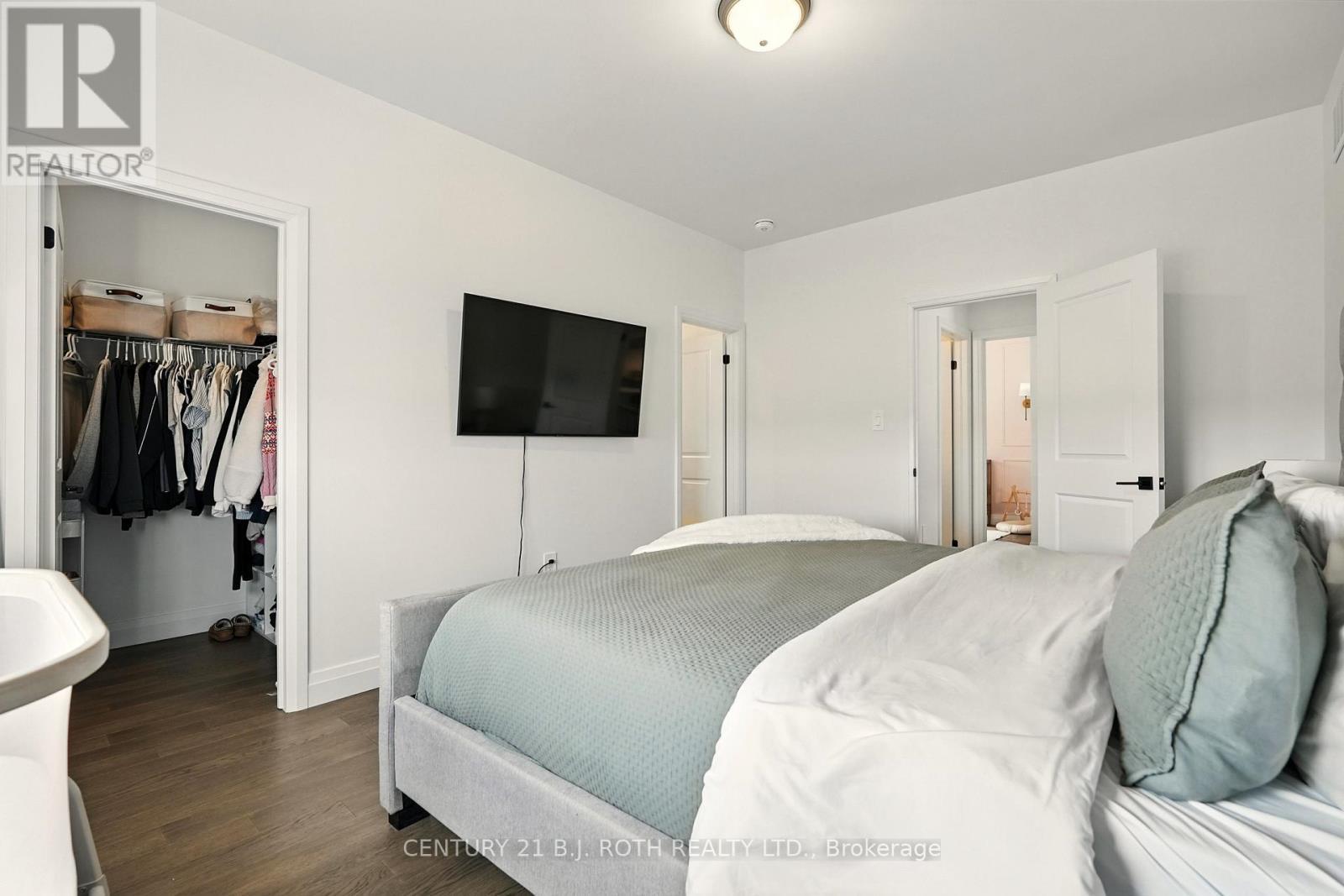 124 Ritchie Crescent, Springwater, ON - Indoor Photo Showing Bedroom