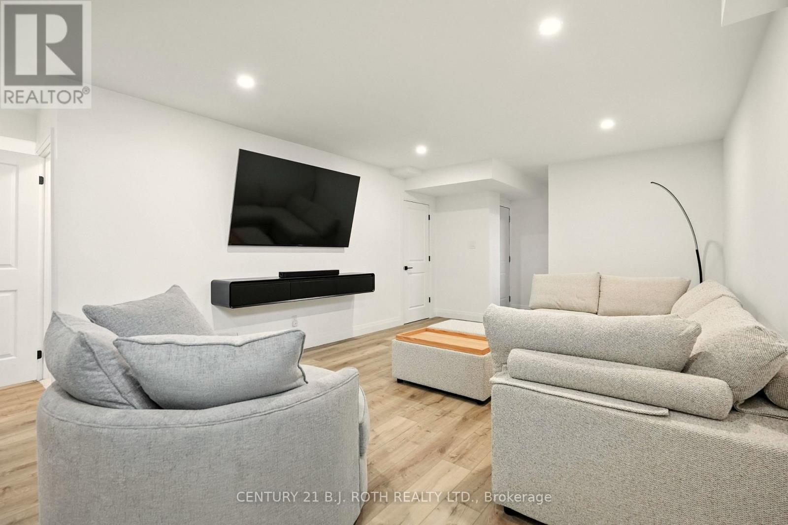 124 Ritchie Crescent, Springwater, ON - Indoor Photo Showing Living Room