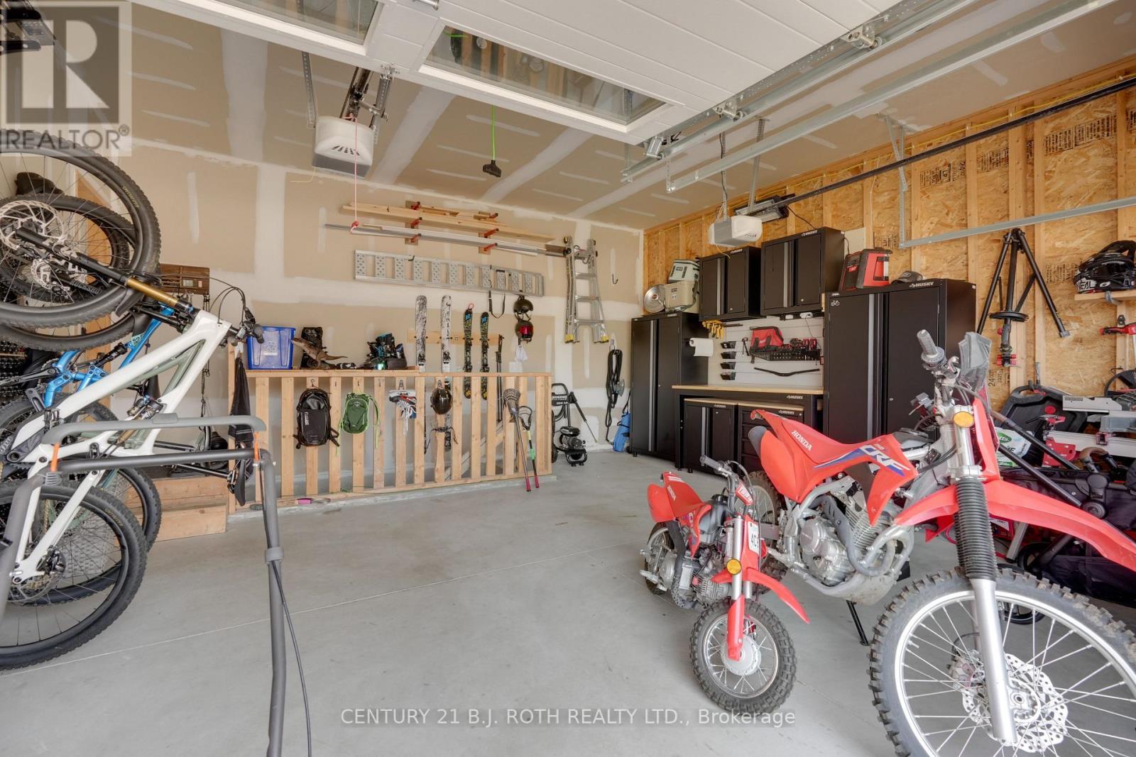 124 Ritchie Crescent, Springwater, ON - Indoor Photo Showing Garage