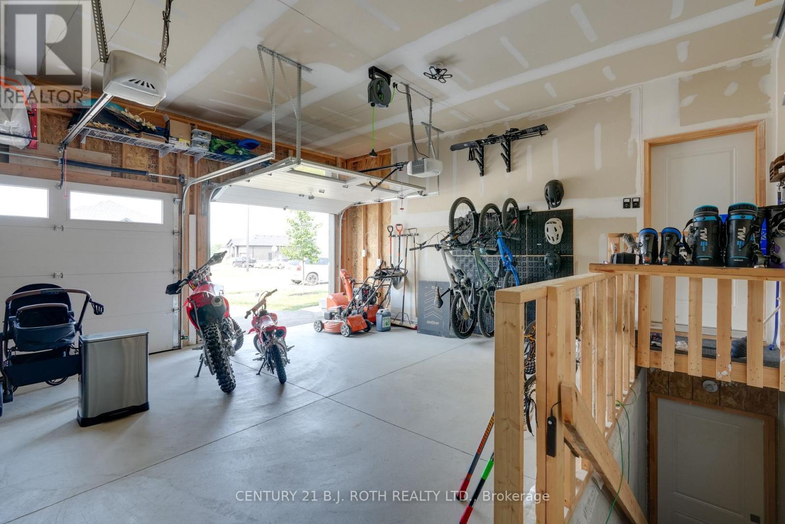 124 Ritchie Crescent, Springwater, ON - Indoor Photo Showing Garage