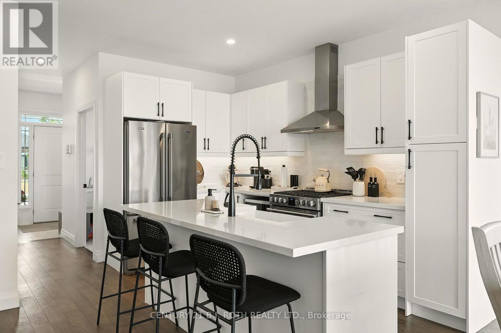 124 Ritchie Crescent, Springwater, ON - Indoor Photo Showing Kitchen With Stainless Steel Kitchen With Upgraded Kitchen