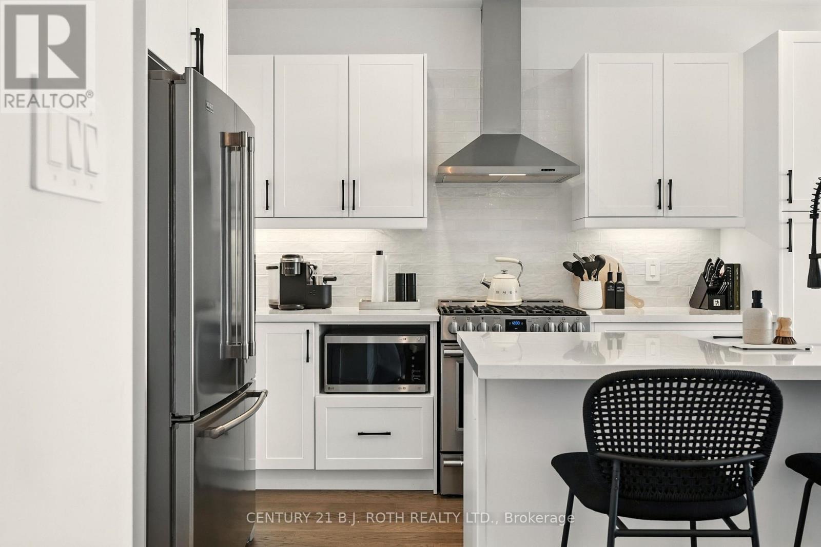 124 Ritchie Crescent, Springwater, ON - Indoor Photo Showing Kitchen With Upgraded Kitchen