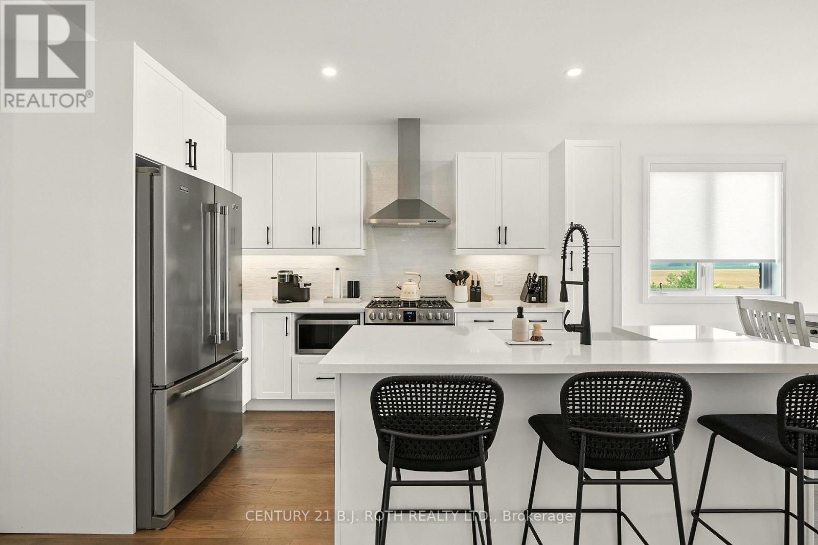 124 Ritchie Crescent, Springwater, ON - Indoor Photo Showing Kitchen With Stainless Steel Kitchen With Upgraded Kitchen