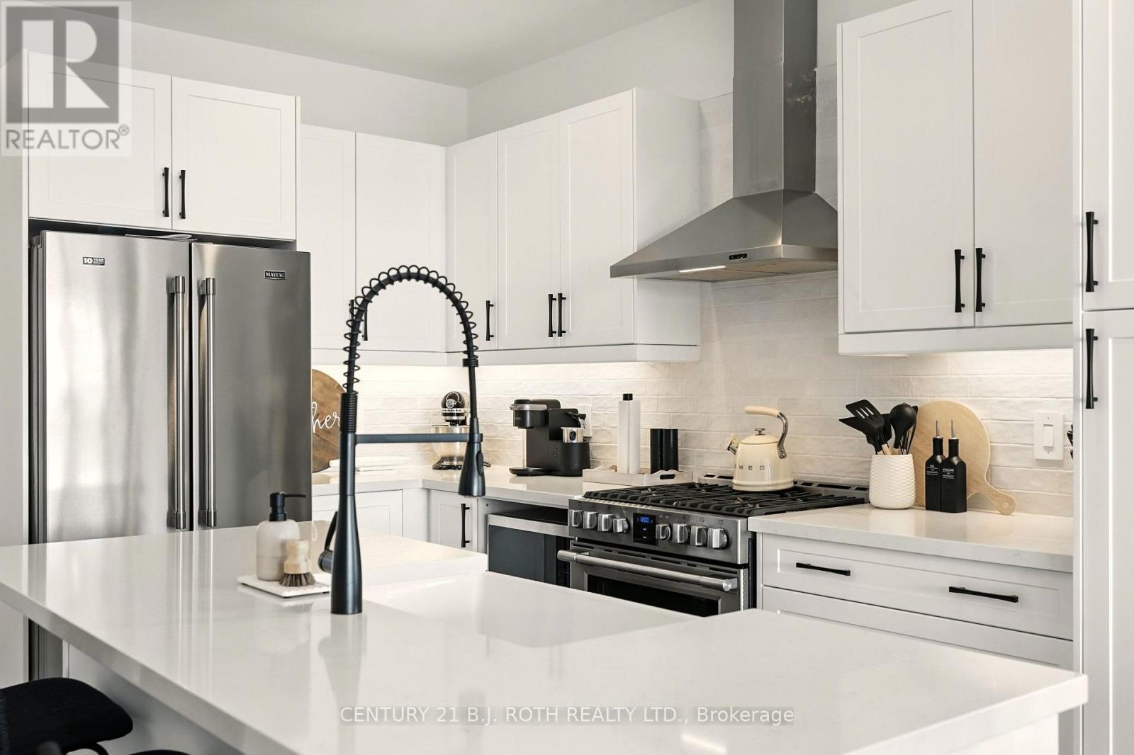 124 Ritchie Crescent, Springwater, ON - Indoor Photo Showing Kitchen With Stainless Steel Kitchen With Upgraded Kitchen