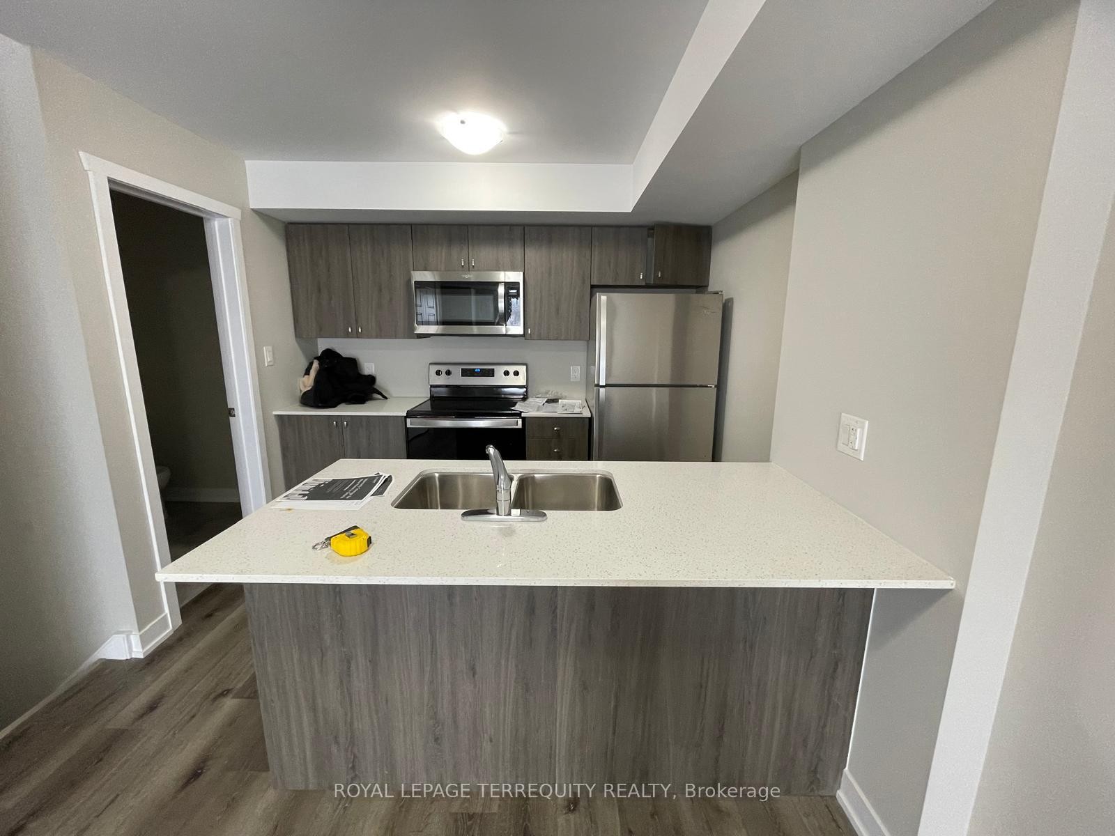 B12-1331 Countrystone Drive, Kitchener, ON - Indoor Photo Showing Kitchen With Upgraded Kitchen