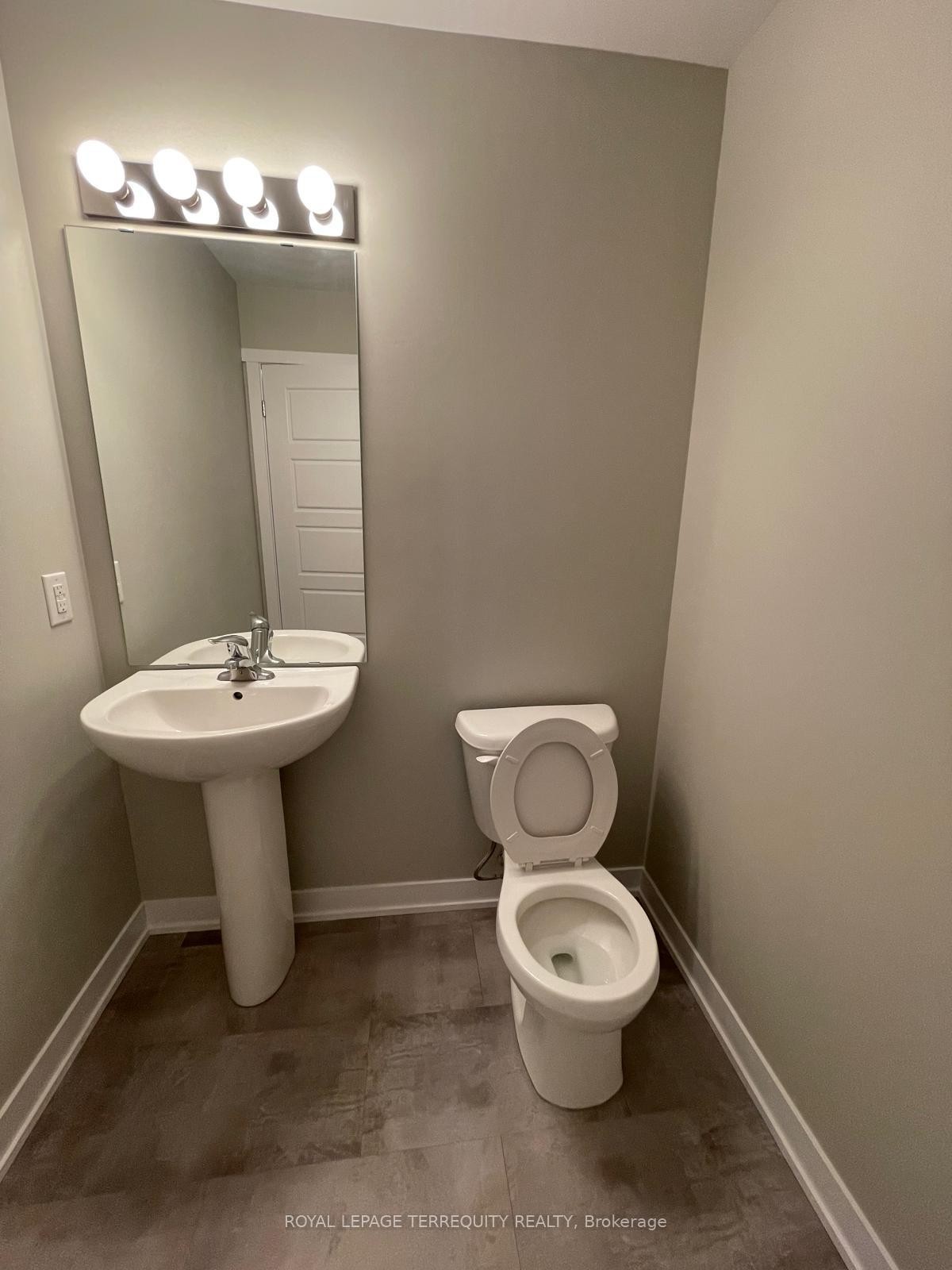 B12-1331 Countrystone Drive, Kitchener, ON - Indoor Photo Showing Bathroom