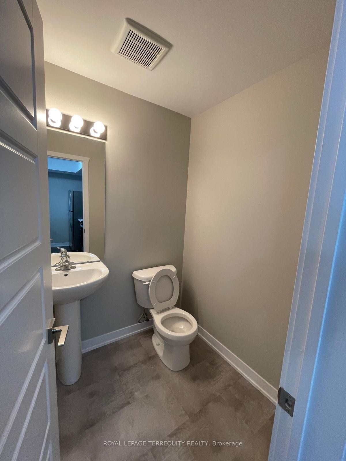 B12-1331 Countrystone Drive, Kitchener, ON - Indoor Photo Showing Bathroom