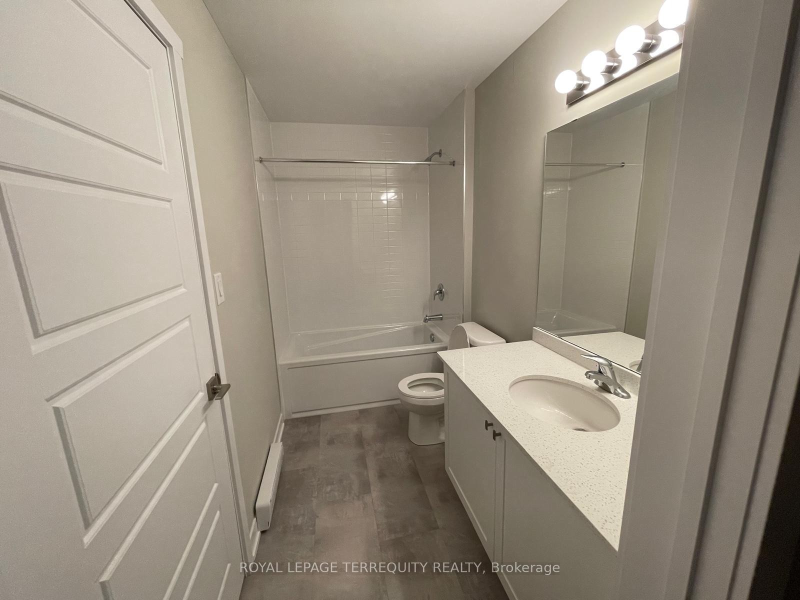 B12-1331 Countrystone Drive, Kitchener, ON - Indoor Photo Showing Bathroom