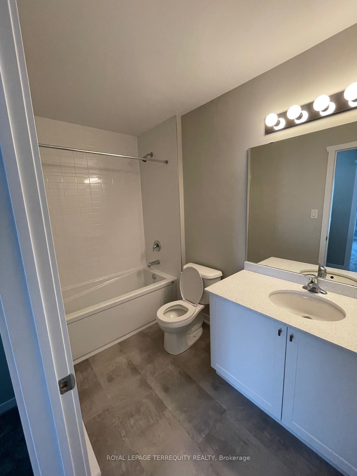 B12-1331 Countrystone Drive, Kitchener, ON - Indoor Photo Showing Bathroom