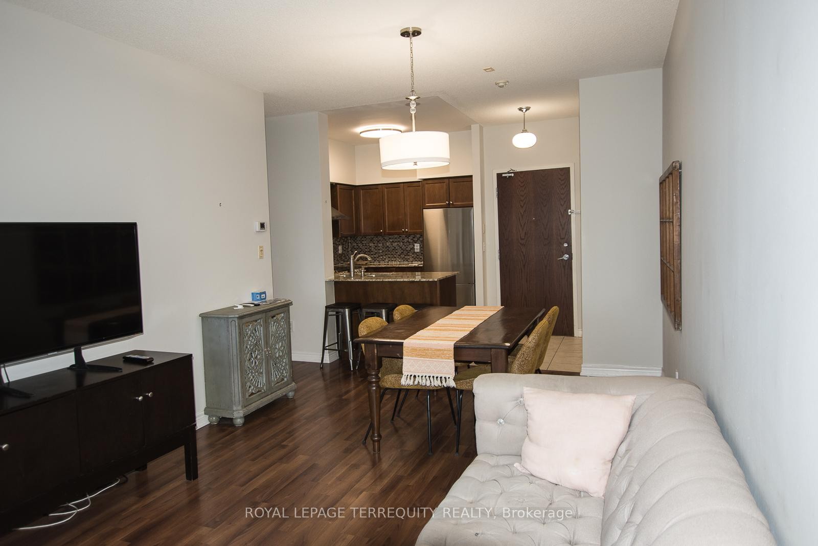 802-2772 Keele Street, Toronto, ON - Indoor Photo Showing Living Room