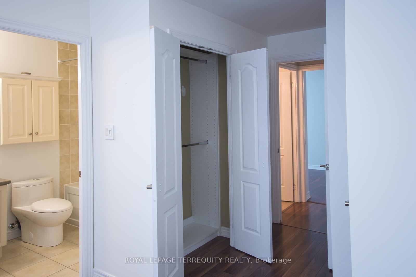 802-2772 Keele Street, Toronto, ON - Indoor Photo Showing Living Room