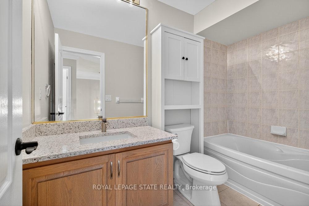4-97 Sunvale Place, Hamilton, ON - Indoor Photo Showing Bathroom