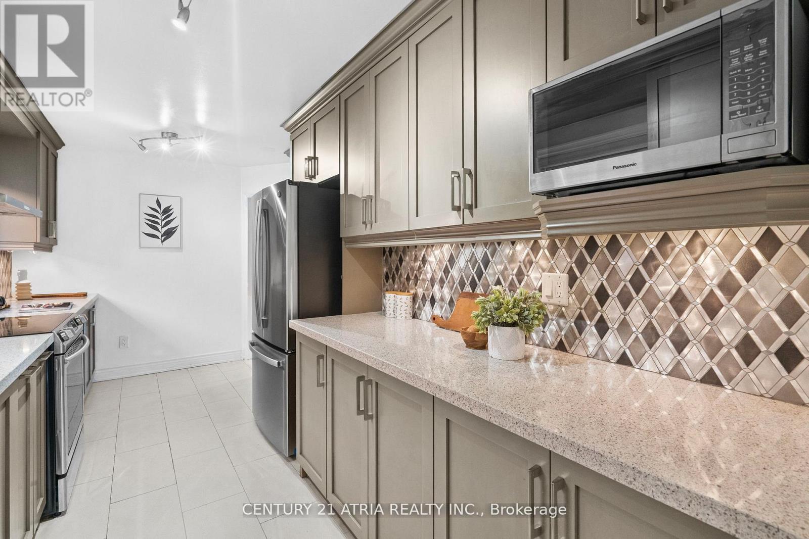 3837 Densbury Drive, Mississauga, ON - Indoor Photo Showing Kitchen With Upgraded Kitchen