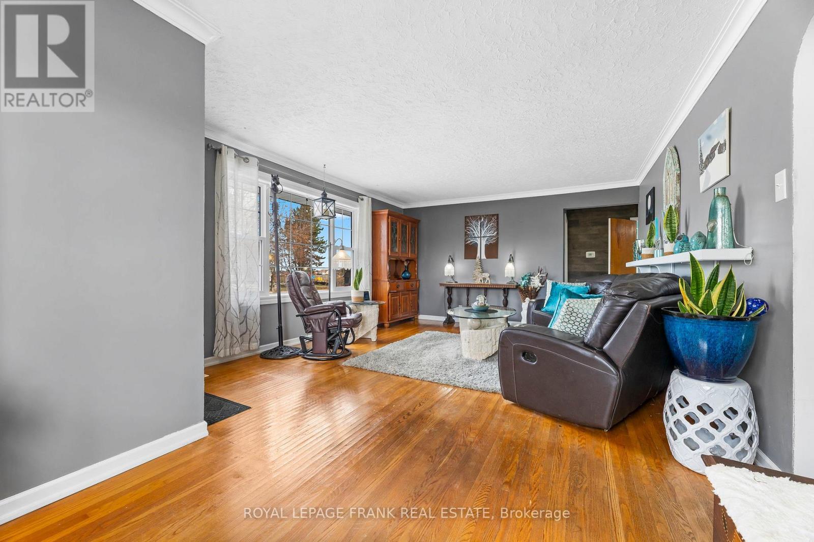 1704 King Street, Scugog, ON - Indoor Photo Showing Living Room