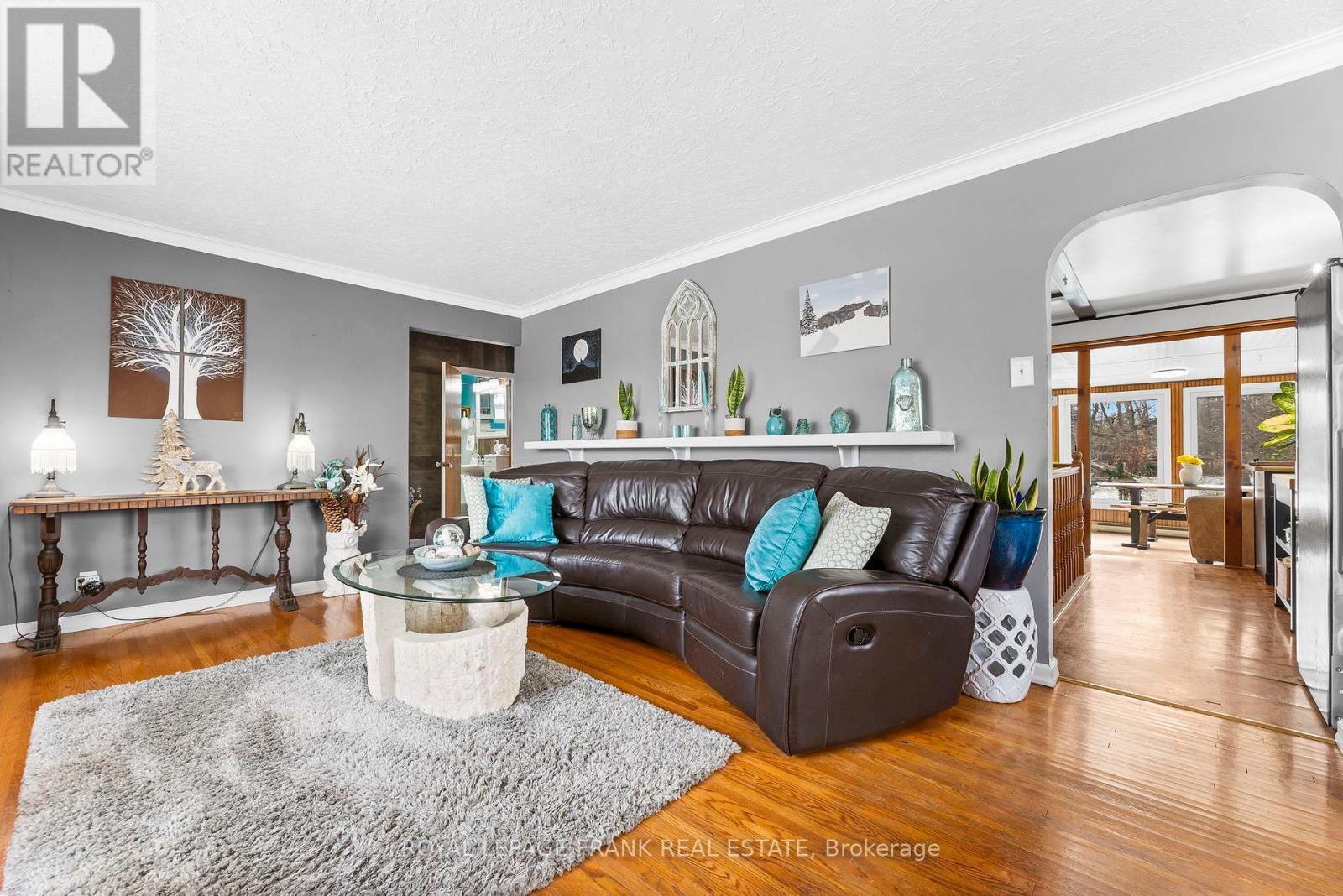 1704 King Street, Scugog, ON - Indoor Photo Showing Living Room