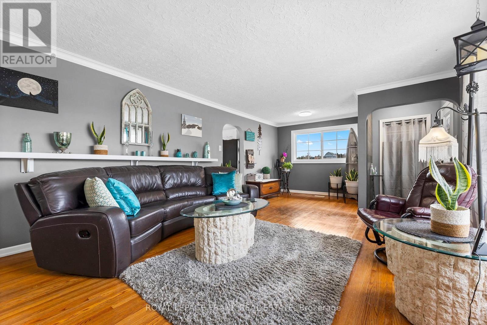 1704 King Street, Scugog, ON - Indoor Photo Showing Living Room