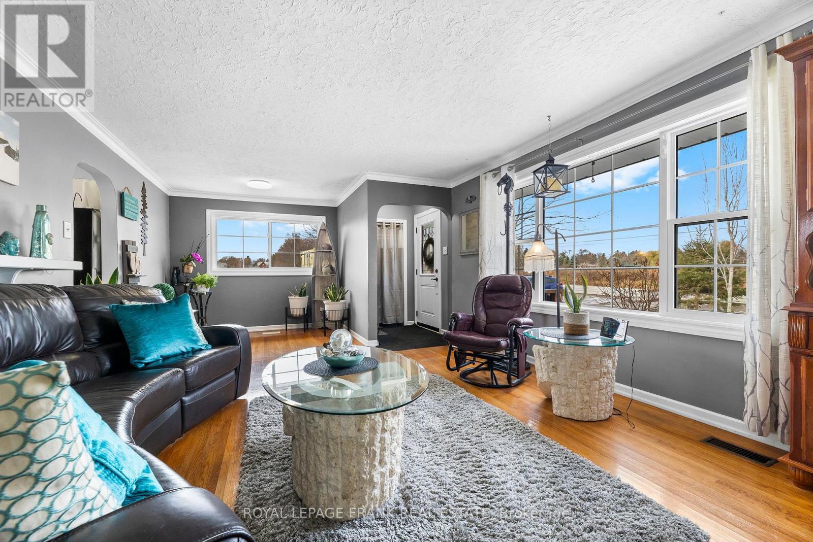 1704 King Street, Scugog, ON - Indoor Photo Showing Living Room