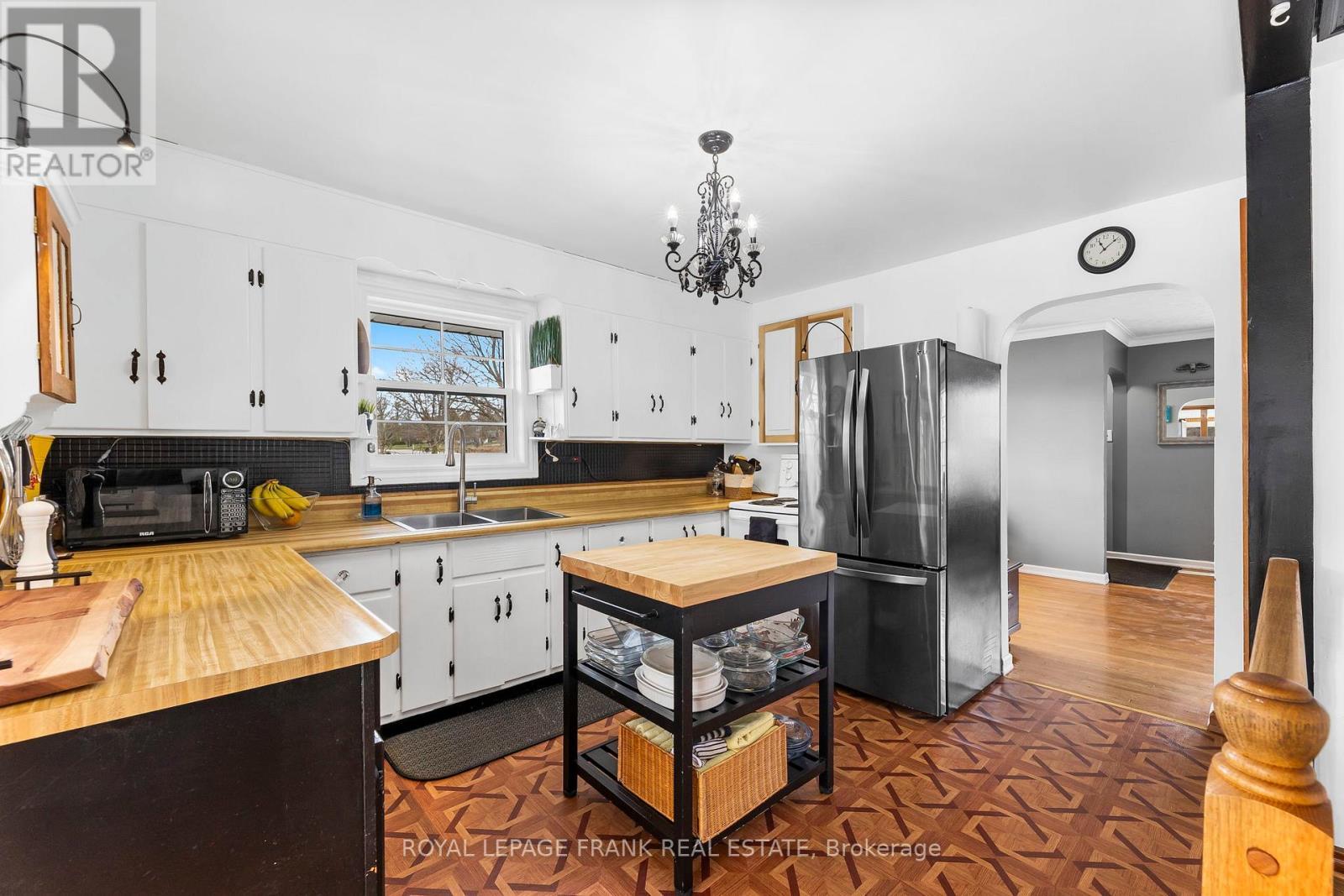1704 King Street, Scugog, ON - Indoor Photo Showing Kitchen With Double Sink