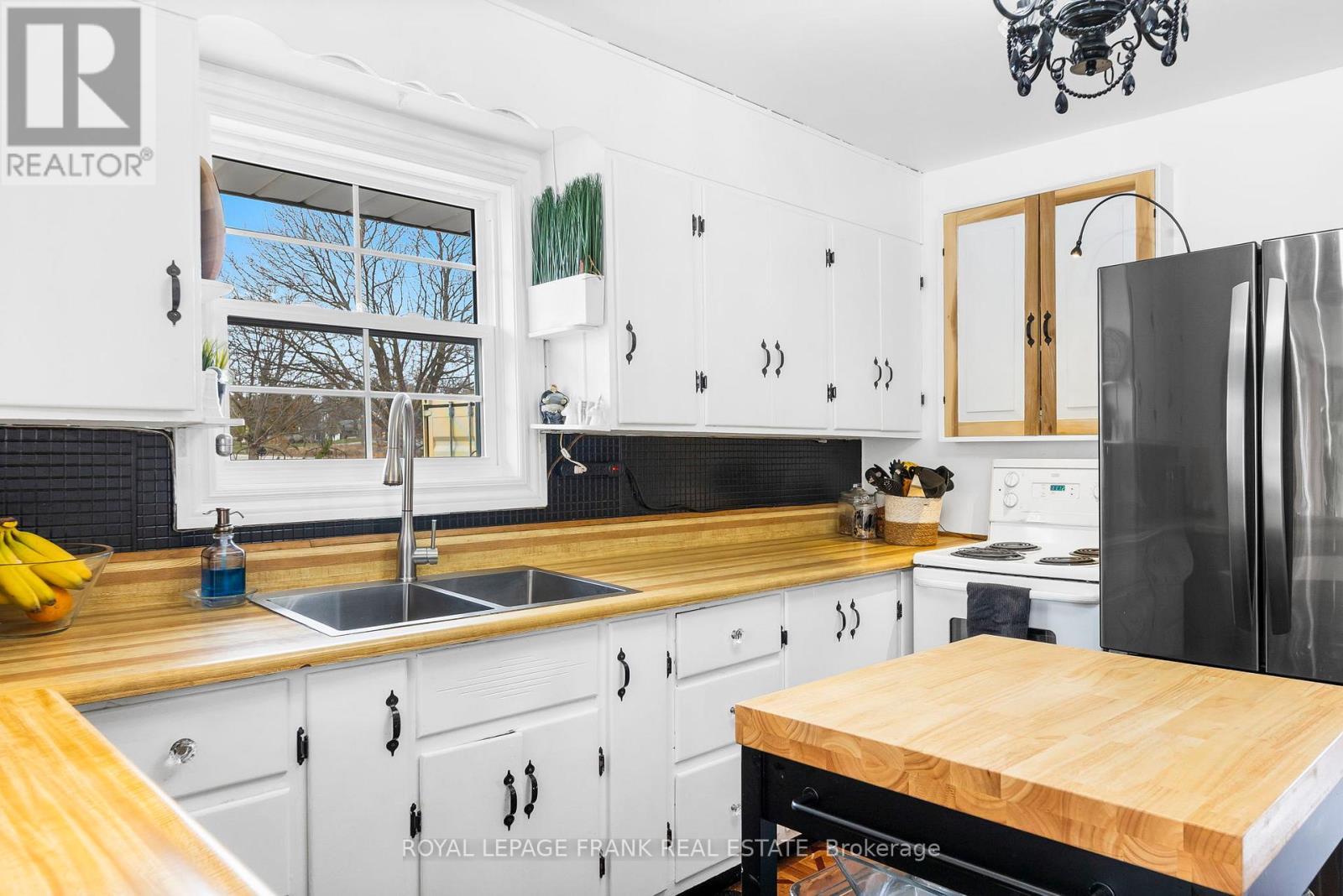 1704 King Street, Scugog, ON - Indoor Photo Showing Kitchen With Double Sink